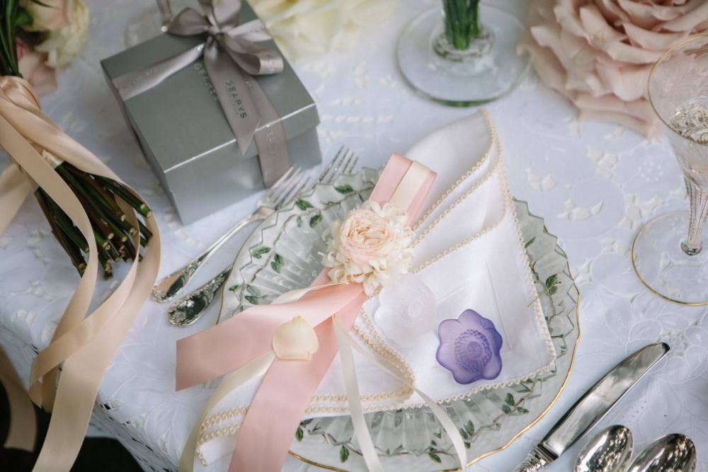 Place setting at wedding with bouquet and GEARYS giftbox Place setting at wedding with bouquet and GEARYS giftbox