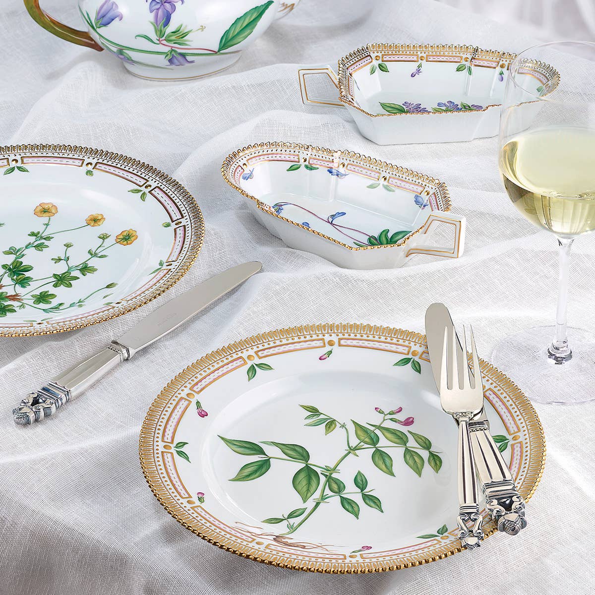 Shop our collection of Flora Danica dinnerware